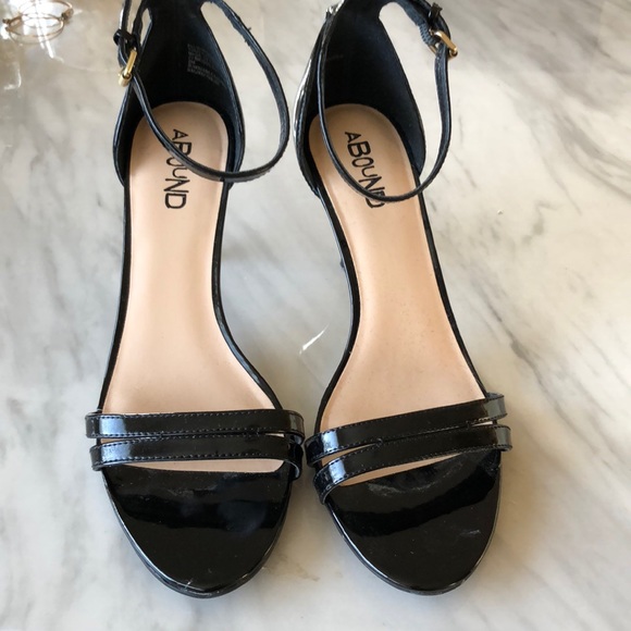 Like new black patent heel pumps with ankle strap - Picture 3 of 5